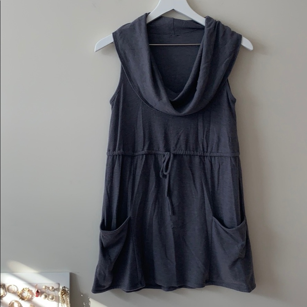Sleeveless turtleneck  dress with two pockets